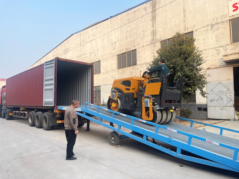 山东云顶yd2223线路检测公司8台小型座驾式压路机出口俄罗斯圣彼得堡